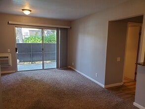 1379 Caminito Gabaldon, Unit E in San Diego, CA - Building Photo - Building Photo