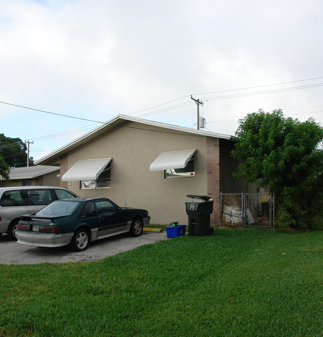 106 NE 1st Ave in Dania Beach, FL - Building Photo - Building Photo