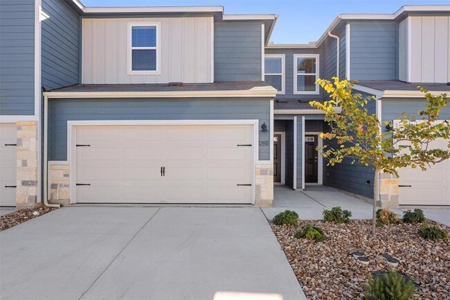 12811 Village Spun Plz in Mustang Ridge, TX - Building Photo - Building Photo