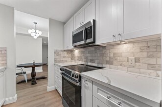 2829 Timmons Ln in Houston, TX - Building Photo - Building Photo