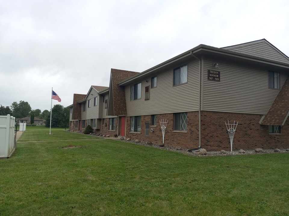 Trojan Manor Apartments in Troy, MI - Building Photo