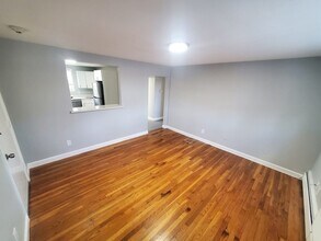 433 B Sea St, Unit 5 in Quincy, MA - Foto de edificio - Building Photo