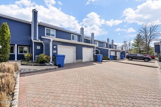 19 Rambling Meadow Ct in Tinton Falls, NJ - Building Photo - Building Photo