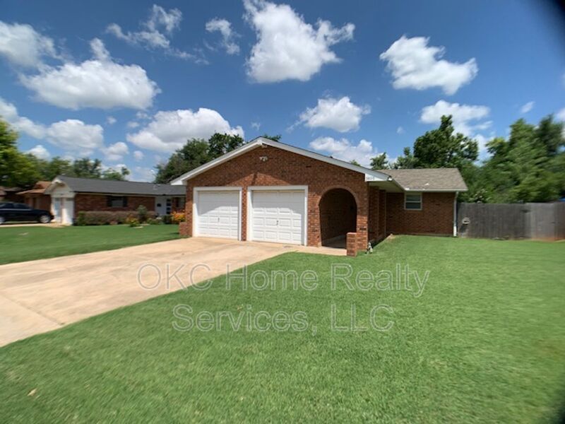 5809 NW 62nd St in Warr Acres, OK - Building Photo