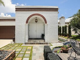 6590 Fountains Cir in Greenacres, FL - Building Photo