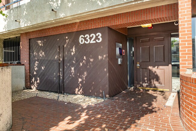 6323 Reseda Blvd in Tarzana, CA - Building Photo - Building Photo