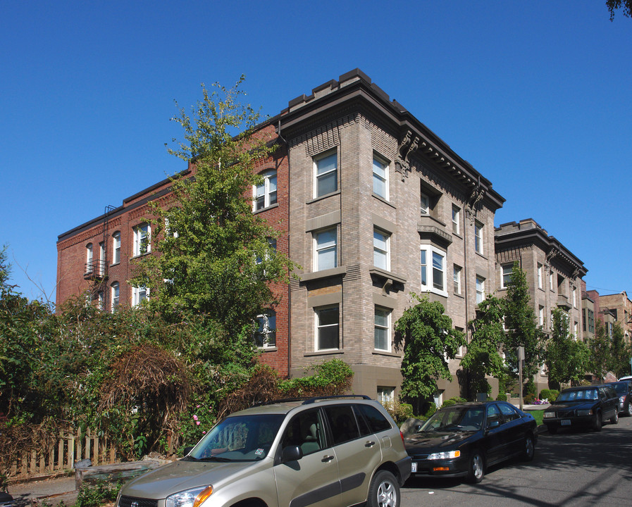 Hampton Court Apartments in Seattle, WA - Building Photo