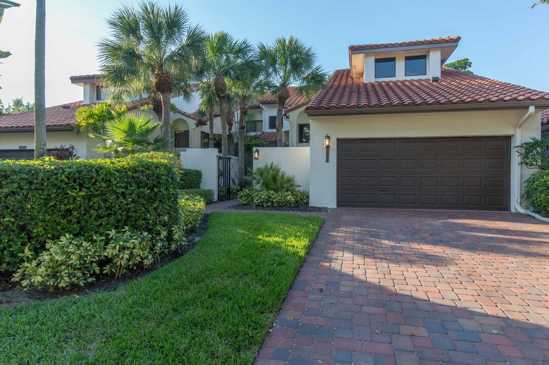 2371 Windsor Way Ct in Wellington, FL - Building Photo