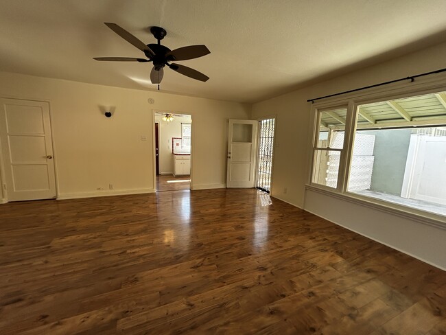 254 N Canyon Blvd in Monrovia, CA - Foto de edificio - Building Photo