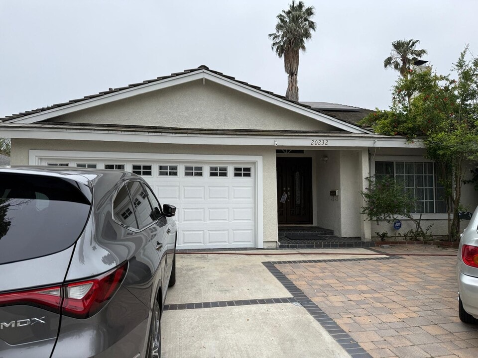 20232 Lorne St in Winnetka, CA - Building Photo