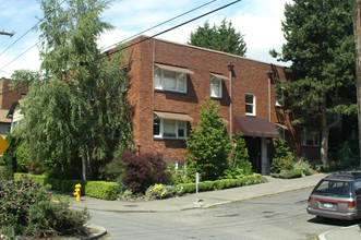 Harrison Court Apartments in Seattle, WA - Building Photo - Building Photo