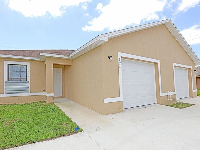 826 Gleason Pkwy in Cape Coral, FL - Building Photo - Building Photo