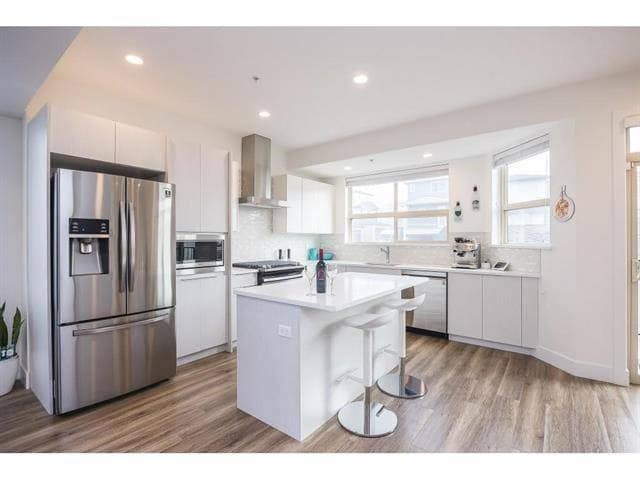13724 232 St in Maple Ridge, BC - Building Photo
