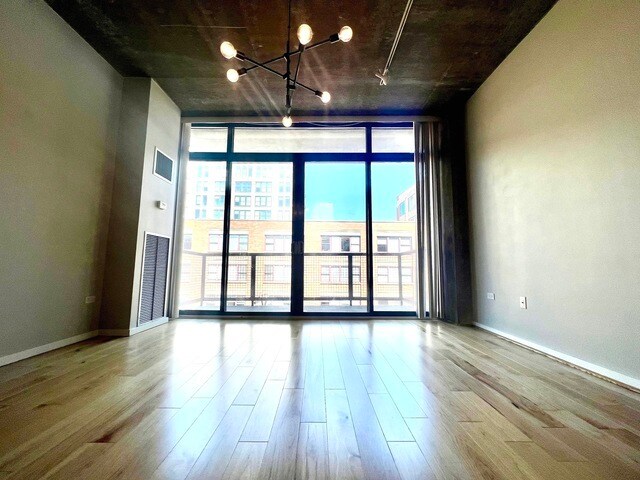 321 S Sangamon St, Unit 608 in Chicago, IL - Building Photo