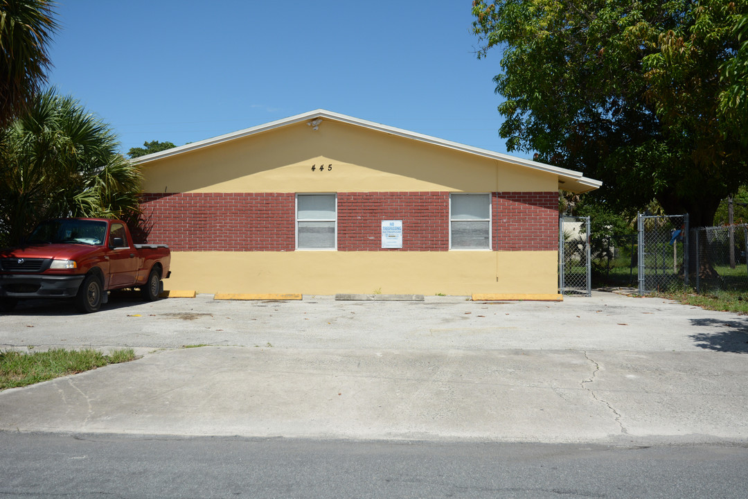 445 10th St in West Palm Beach, FL - Building Photo