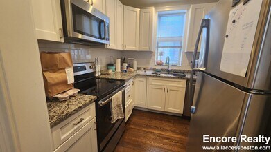 2017 Commonwealth Ave in Boston, MA - Foto de edificio - Building Photo