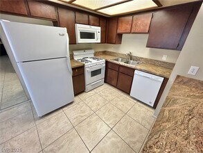 749 Rock Springs Dr in Las Vegas, NV - Foto de edificio - Building Photo