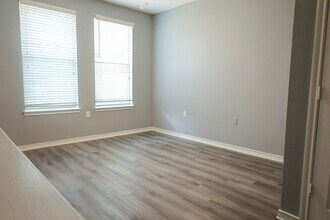 Renaissance Courts Apartments in Denton, TX - Foto de edificio - Building Photo