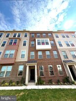 8739 Plantation Ln in Manassas Park, VA - Building Photo
