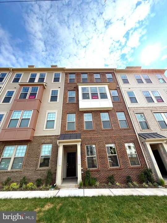 8739 Plantation Ln in Manassas Park, VA - Building Photo