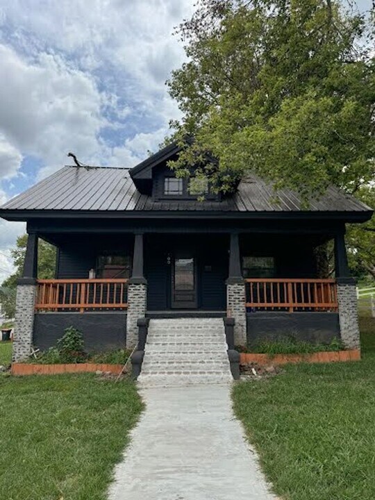 600 W 7th St in Cassville, MO - Building Photo
