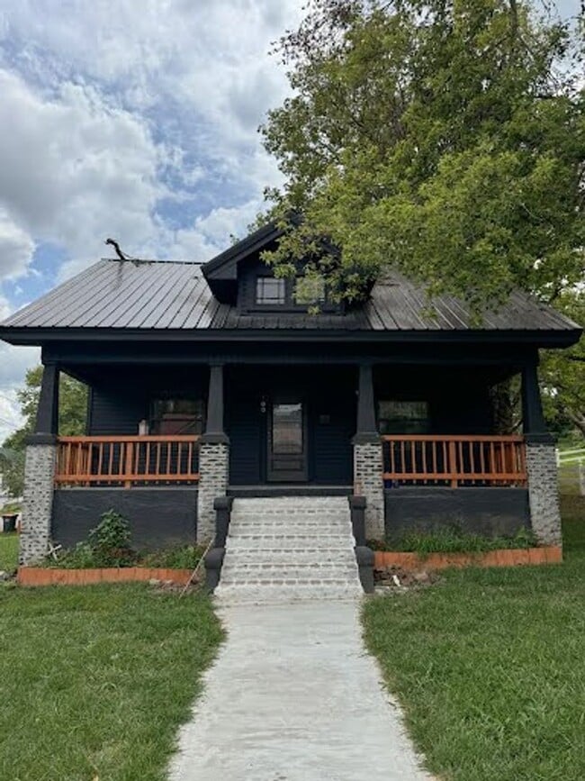 property at 600 W 7th St