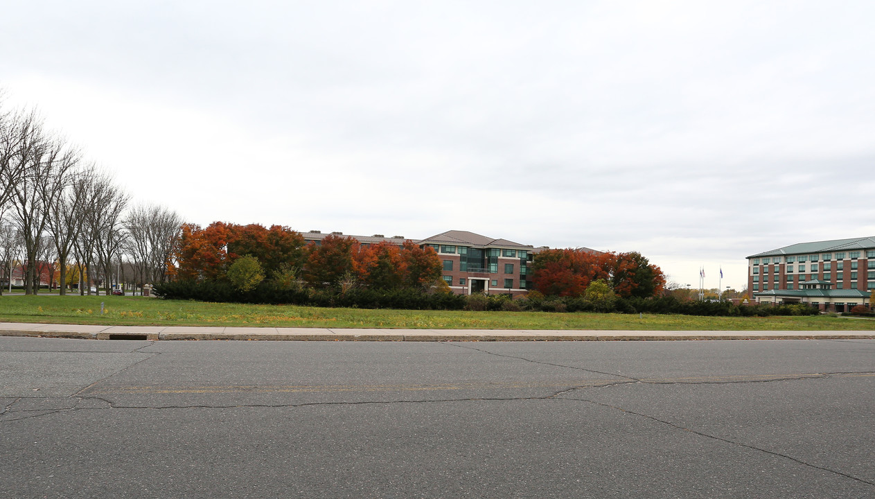 Somerset Square Apartments in Glastonbury, CT - Building Photo