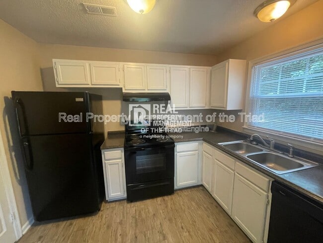 4005 Sassafras Ct in Greensboro, NC - Building Photo - Building Photo