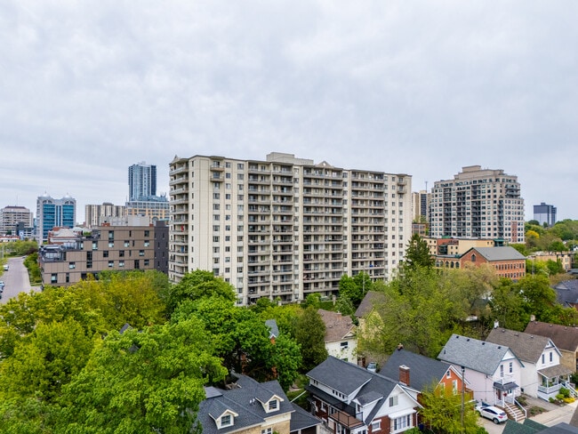 Victoria Park Towers in Kitchener, ON - Building Photo - Building Photo