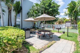 Legacy at South Miami in South Miami, FL - Foto de edificio - Building Photo