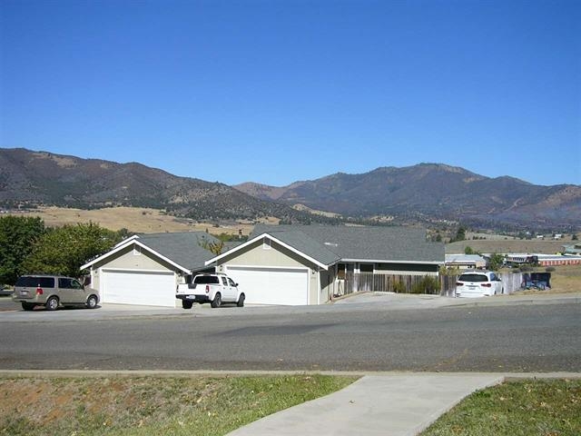 868-874 Sierra Vista Way in Yreka, CA - Building Photo