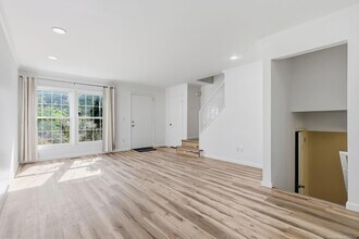 1340 Kings Cove Dr E in Rochester Hills, MI - Foto de edificio - Building Photo