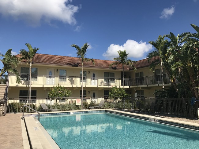 Le Bijou in Naples, FL - Foto de edificio - Building Photo