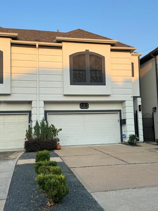 824 Birdsall St in Houston, TX - Building Photo