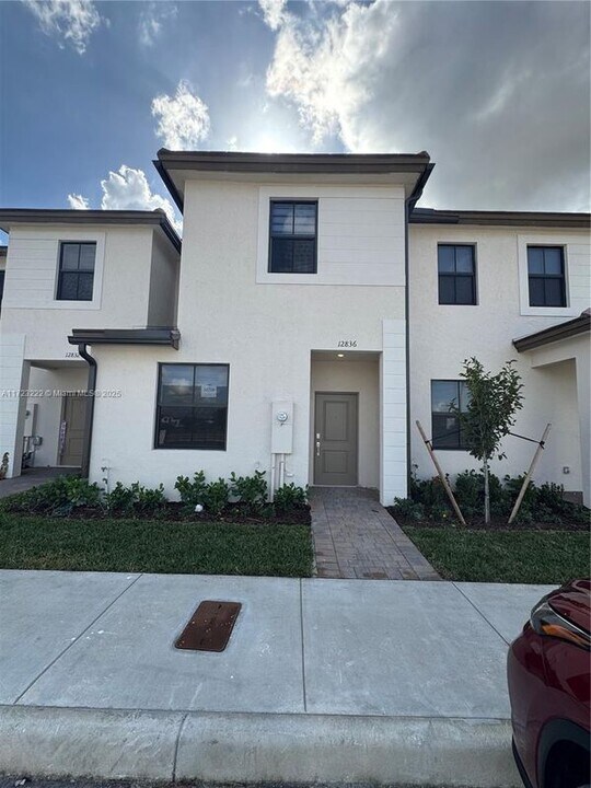12836 SW 232nd Ter in Princeton, FL - Building Photo