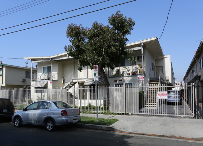 Etiwanda Apartments in Reseda, CA - Building Photo - Building Photo