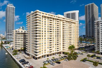 Plaza Towers North in Hallandale Beach, FL - Building Photo - Primary Photo