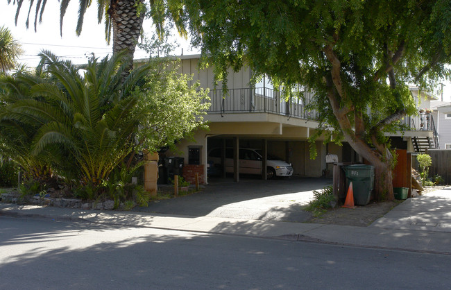 20 Northumberland Ave in Redwood City, CA - Foto de edificio - Building Photo