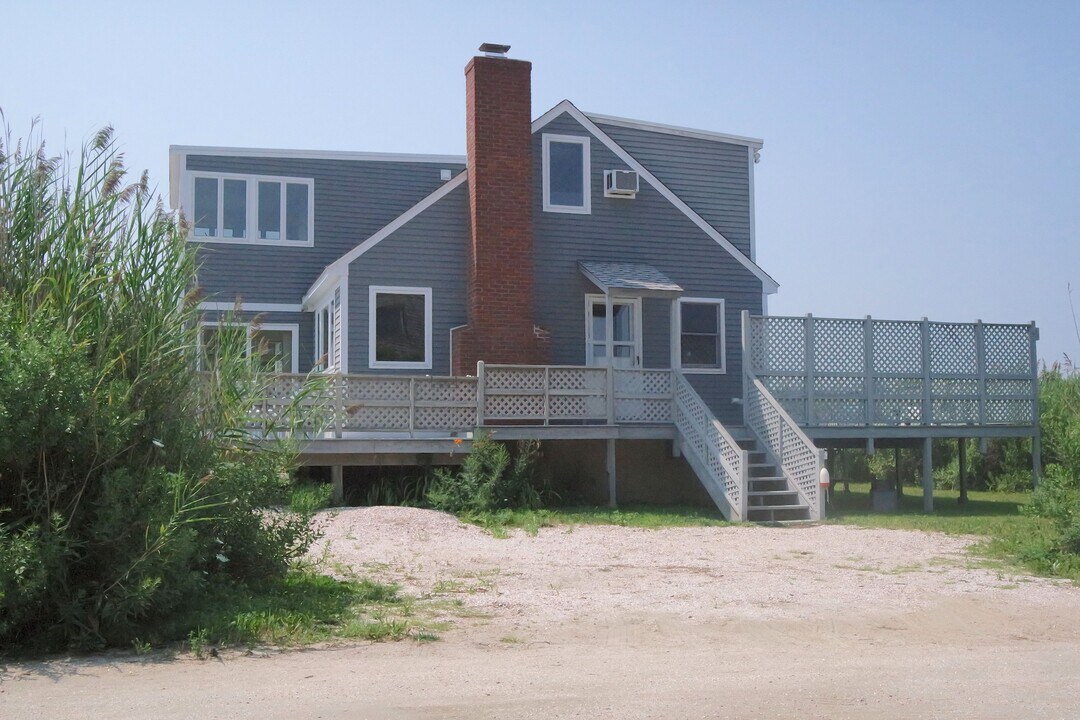 121 Neck Rd in Guilford, CT - Building Photo