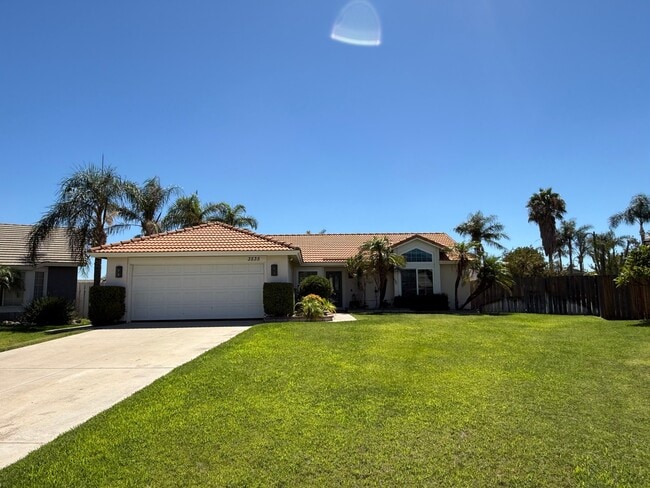 property at 3535 N Fernwood Ave