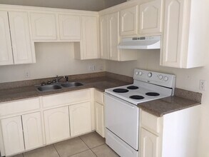 323 Rockport St, Unit B in Mission, TX - Foto de edificio - Building Photo