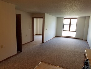 319 E Washington St, Unit 217 in Iowa City, IA - Foto de edificio - Building Photo