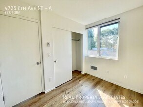 4725 8th Ave NE in Seattle, WA - Building Photo - Building Photo