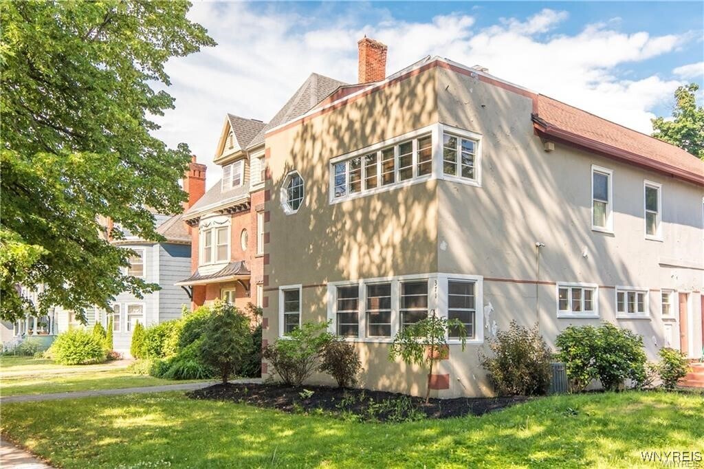 371 Linwood Ave in Buffalo, NY - Building Photo