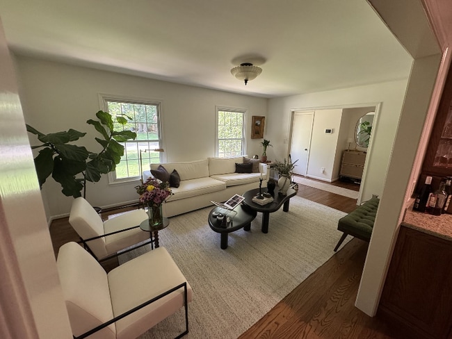 702 Newport Cir in Cary, NC - Foto de edificio - Building Photo