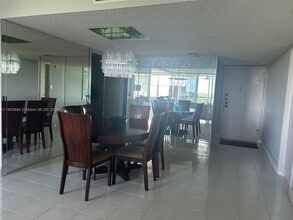 16300 Golf Club Rd in Weston, FL - Building Photo - Building Photo