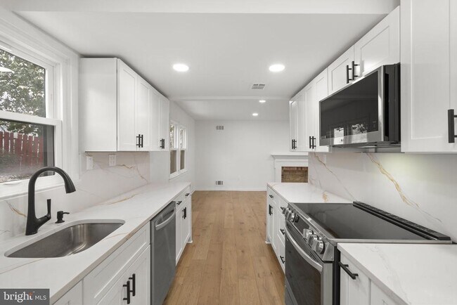 2339 N Powhatan St in Arlington, VA - Building Photo - Building Photo