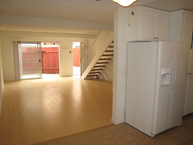 719 N Eucalyptus Ave in Inglewood, CA - Foto de edificio - Building Photo