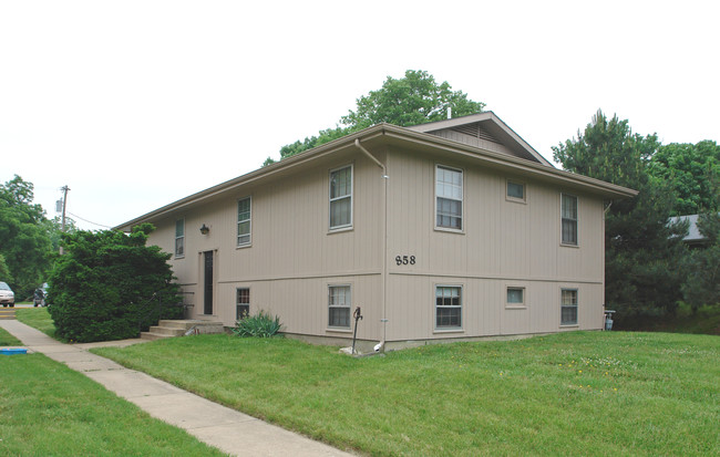 850 Highland Dr in Lawrence, KS - Foto de edificio - Building Photo