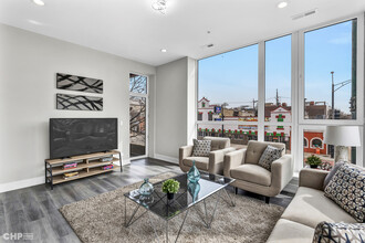 2406 W Armitage Ave in Chicago, IL - Foto de edificio - Building Photo